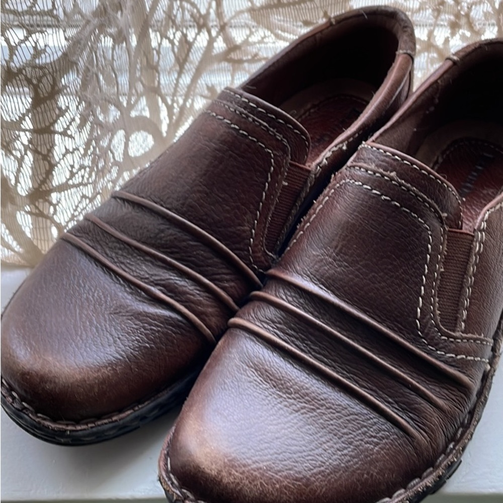 Women’s Earth slip ons sz 7 1/2